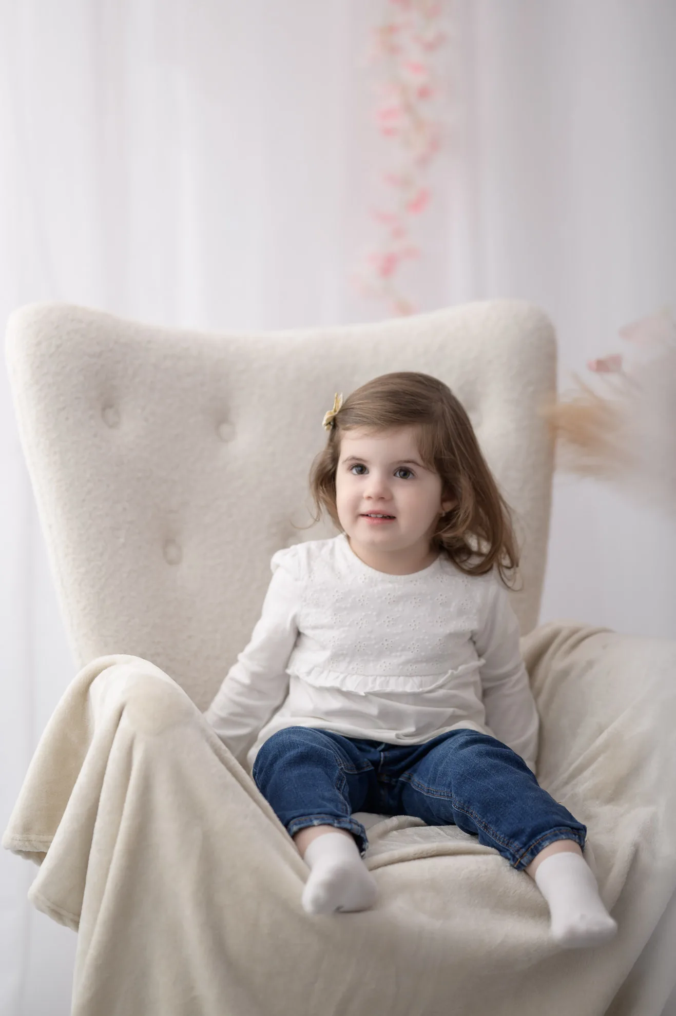 Fetita stand pe fotoliu crem in studio foto, sedinta foto familie bucuresti