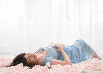 Poze gravide realizate in studio foto Bucuresti, rochie albastra si lumina naturala