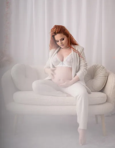 Poze maternitate Bucuresti, viitoare mamica asezata pe canapea, tinuta smart