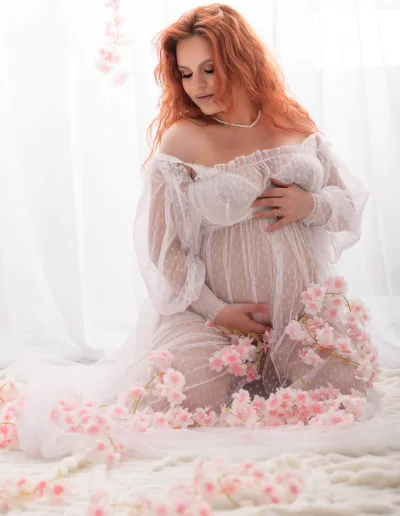 Sedinta foto maternitate in Bucuresti, viitoare mamica in rochie vaporoasa si flori delicate