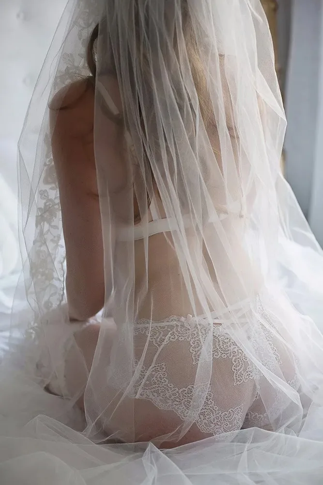 Poză artistică boudoir de mireasă – spate feminin acoperit de voal și dantelă
