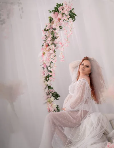 Fotografii maternitate in decor boho cu arc floral, sedinta foto gravide in Bucuresti