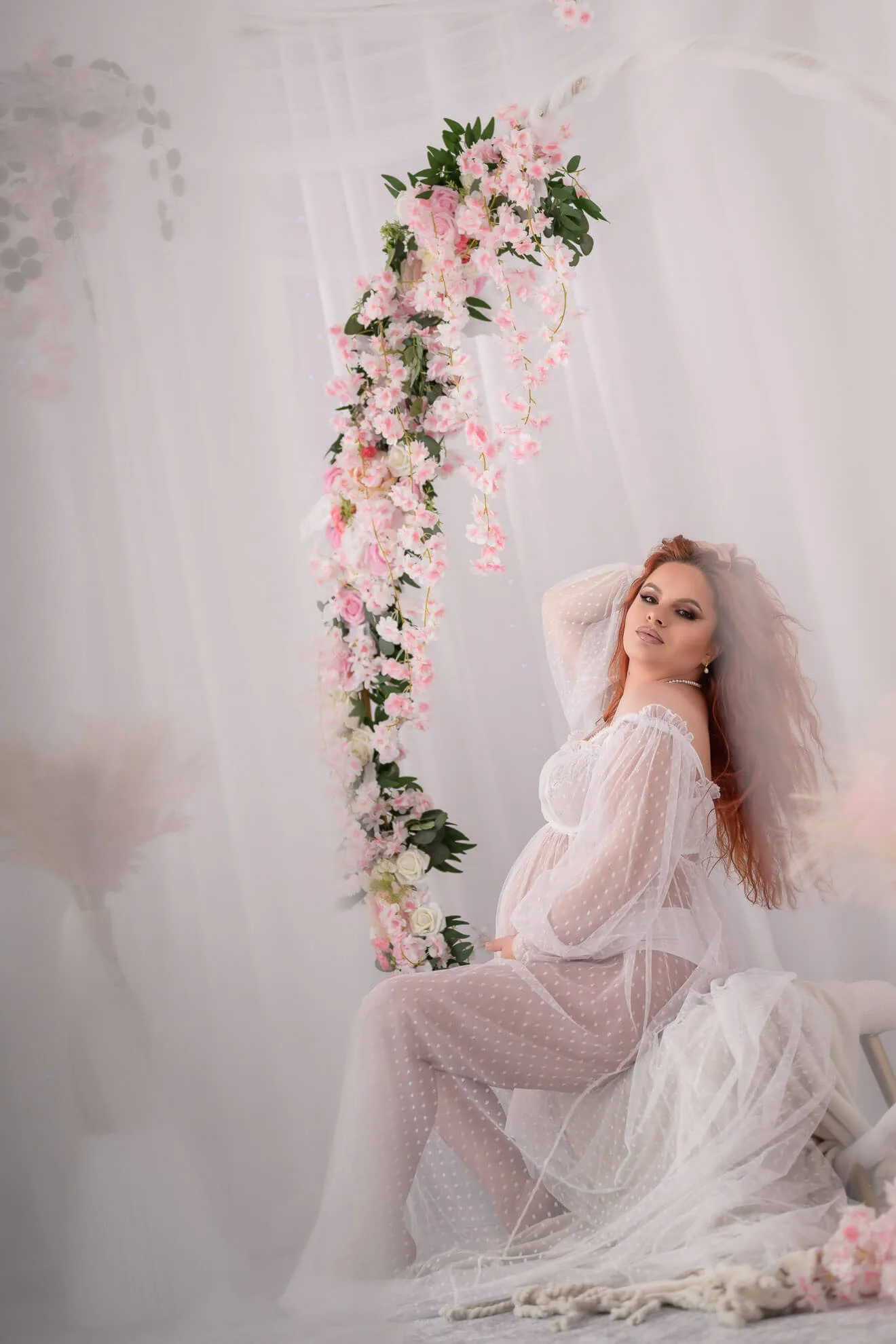 Viitoare mamă în decor floral boho Fotografii maternitate in decor boho cu arc floral, sedinta foto gravide in Bucuresti