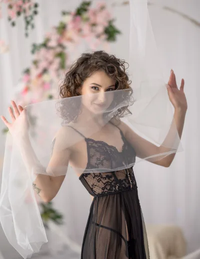 model la sedinta foto boudoir Bucuresti jucandu-se cu voal alb in studio