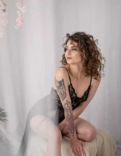 poze boudoir Bucuresti cu model tatuat in lenjerie sexy si fundal alb