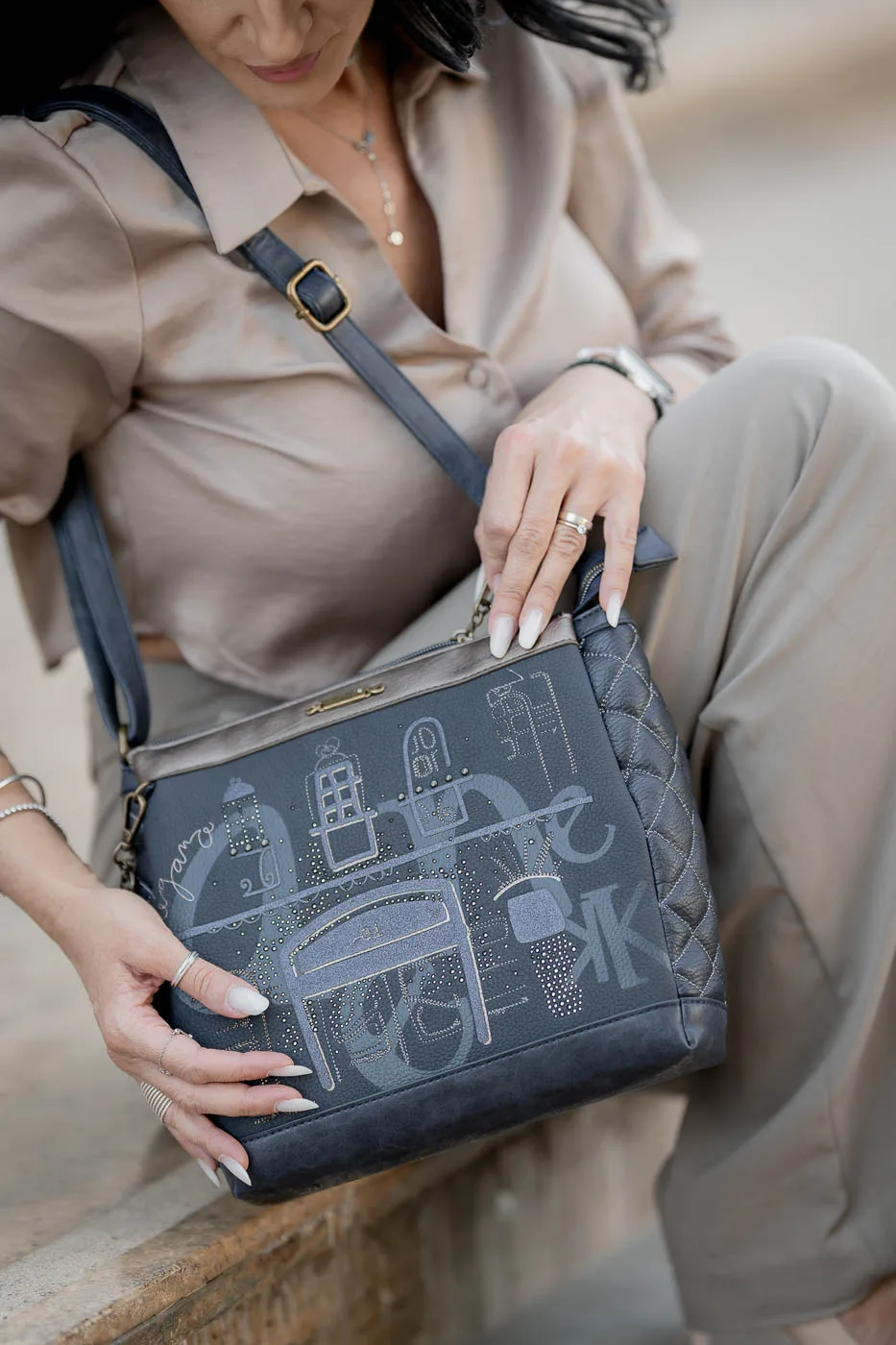 Sedinta foto lifestyle cu focus pe accesoriu – geanta cu imprimeu artistic, surprinsa in plan detaliu.