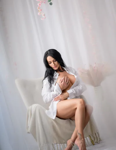 Fotograf boudoir București – captură în decor alb boho