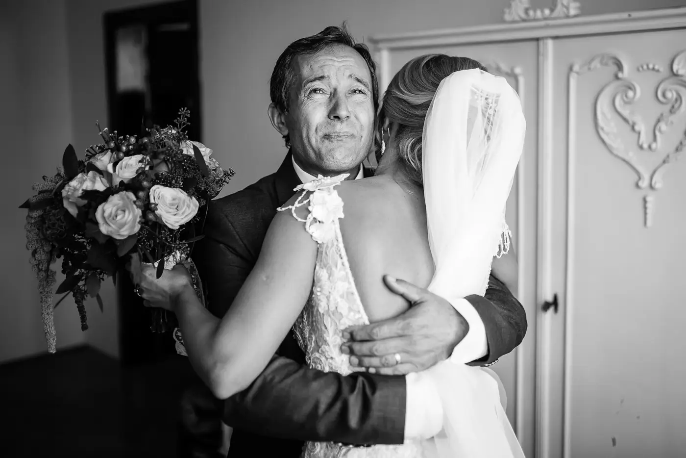 Fotograf nunta surprinzand emotii reale intre miri in ziua nuntii