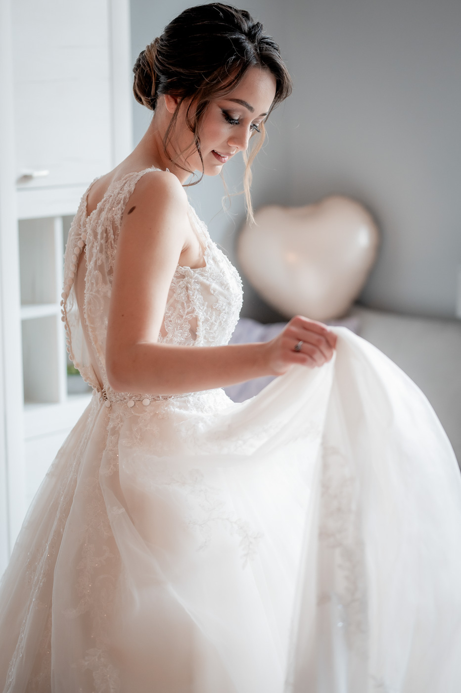 Mireasa in timpul pregatirilor fotografiata in lumina naturala – fotografie eleganta de nunta